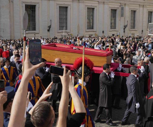 Se despiden del Papa multitudes de personas: Inician tres días de velatorio Se despiden del Papa multitudes de personas: Inician tres días de velatorio