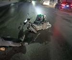 Motociclista lesionado tras chocar con columna de Metro en Monterrey