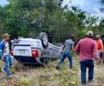 Muere mujer en volcadura