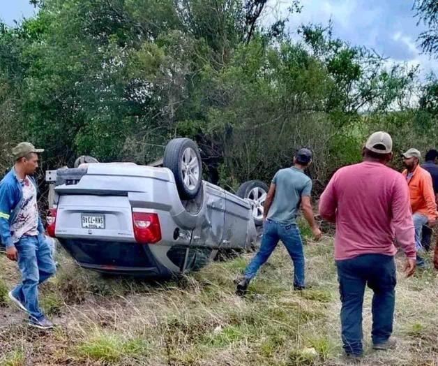 Muere mujer en volcadura Muere mujer en volcadura