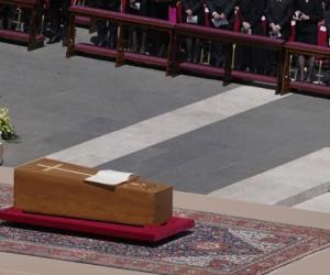 Poderosos y humildes despiden a Francisco en un funeral donde es recordado como el papa del pueblo