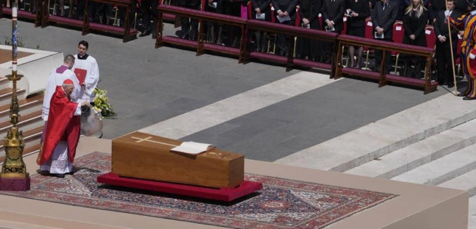 Poderosos y humildes despiden a Francisco en un funeral donde es recordado como el papa del pueblo