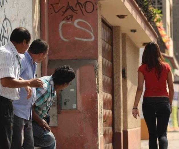 Prohibirán piropos para frenar acoso Prohibirán piropos para frenar acoso