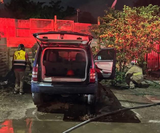 Se incendia camioneta en el garaje de vivienda en Altamira Se incendia camioneta en el garaje de vivienda en Altamira