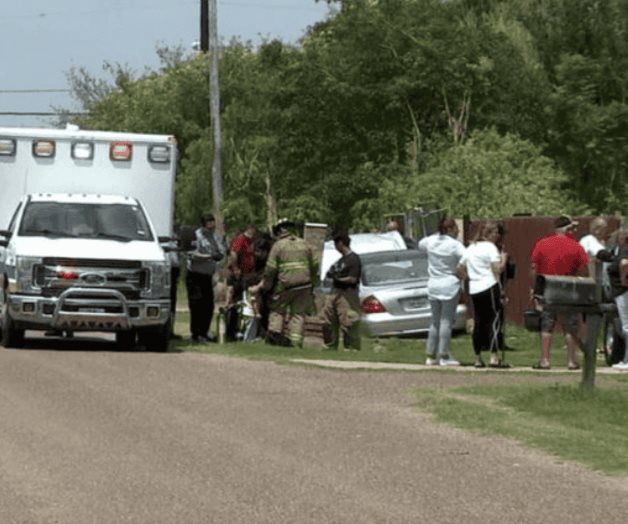 Mujer y su niño, heridos al chocar su vehículo Mujer y su niño, heridos al chocar su vehículo