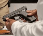 Avanza reforma que permite a funcionarios CFE y Pemex portar armas
