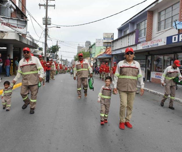 Listos obreros para el desfile del Día del Trabajo en Reynosa Listos obreros para el desfile del Día del Trabajo en Reynosa