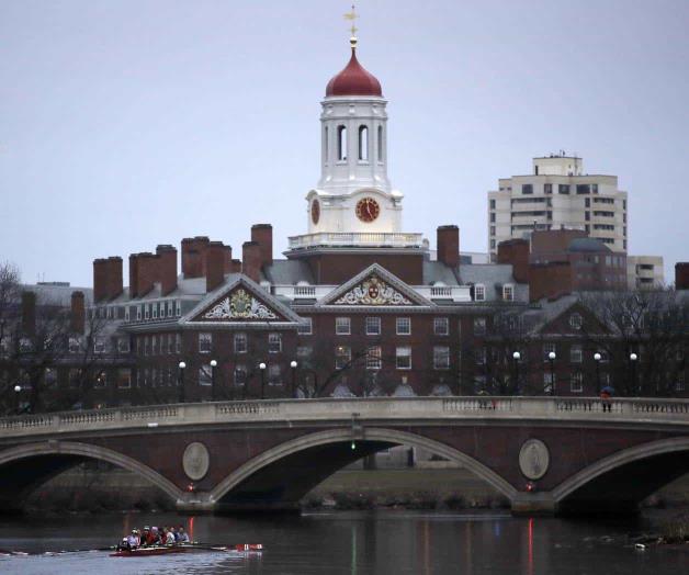 Harvard y gobierno disputan el congelamiento de fondos