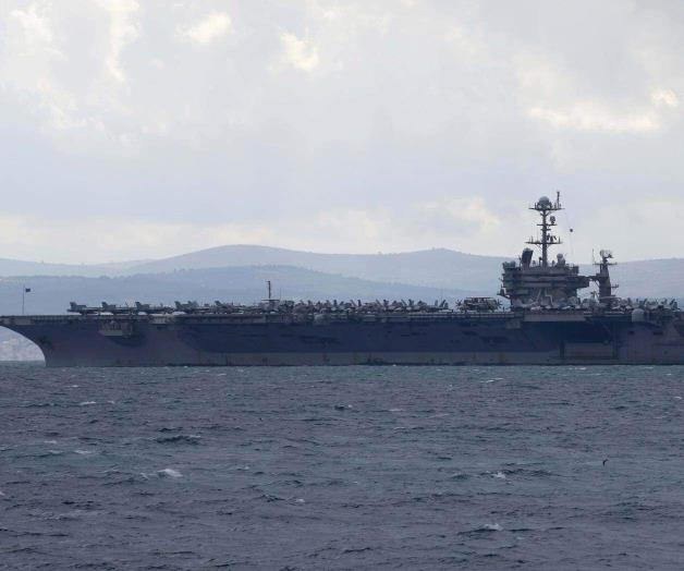 Caza de portaaviones cae al mar Rojo desde la cubierta