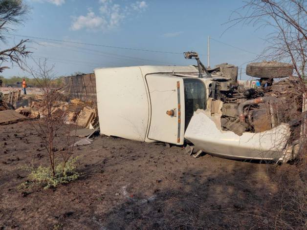 Chocan tres tráileres y una camioneta en la carretera Victoria-Monterrey