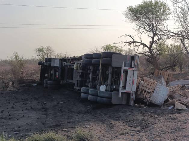 Chocan tres tráileres y una camioneta en la carretera Victoria-Monterrey