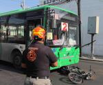 Choque de camión y moto deja saldo de una mujer sin vida y hombre herido en Monterrey