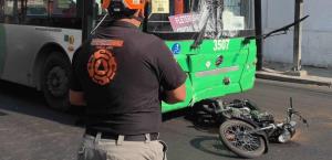 Choque de camión y moto deja saldo de una mujer sin vida y hombre herido en Monterrey