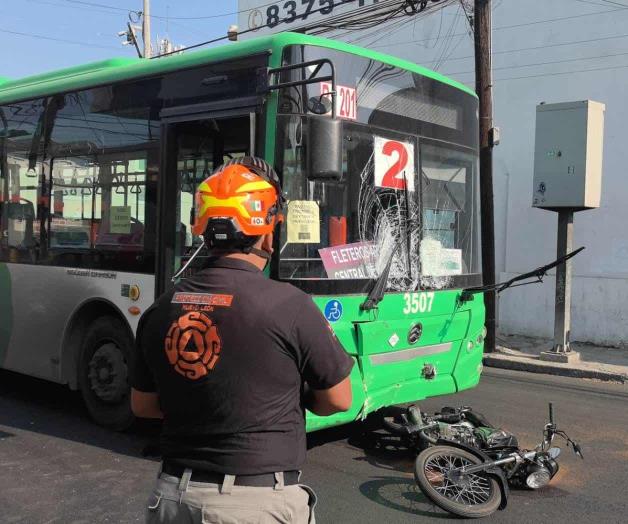 Choque de camión y moto deja saldo de una mujer sin vida y hombre herido en Monterrey Choque de camión y moto deja saldo de una mujer sin vida y hombre herido en Monterrey