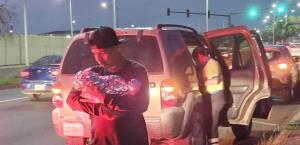 Mujer da a luz al interior de una camioneta en Monterrey