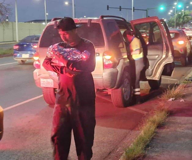 Mujer da a luz al interior de una camioneta en Monterrey