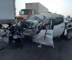 Chocan tres tráileres y una camioneta en la carretera Victoria-Monterrey