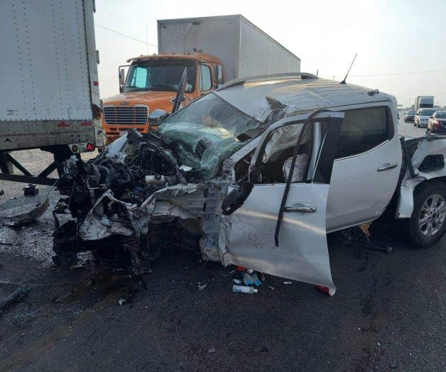 Chocan tres tráileres y una camioneta en la carretera Victoria-Monterrey