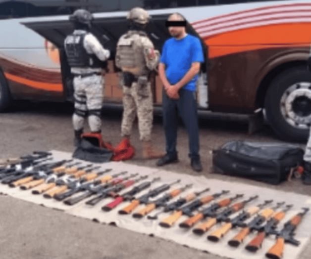 Descubrimiento de arsenal en autobús en Sinaloa