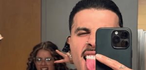 El pantalón le juega una mala pasada a Rauw Alejandro en concierto