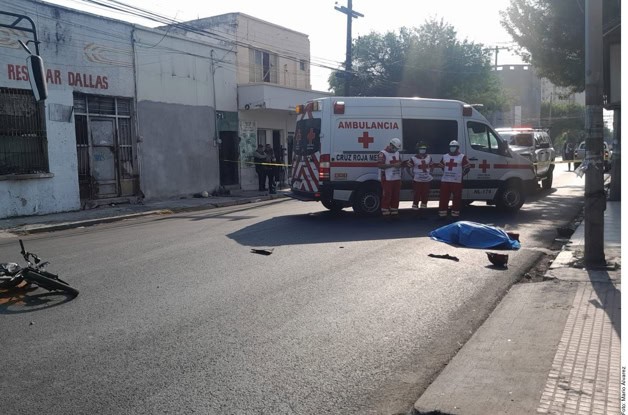 Choque de camión y moto deja saldo de una mujer sin vida y hombre herido en Monterrey Choque de camión y moto deja saldo de una mujer sin vida y hombre herido en Monterrey
