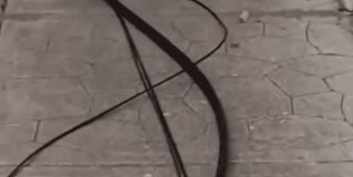 Un camión de carga, perteneciente a la empresa ODS Transportes, partió por la mitad un poste de Telmex al enganchar los cables con su unidad