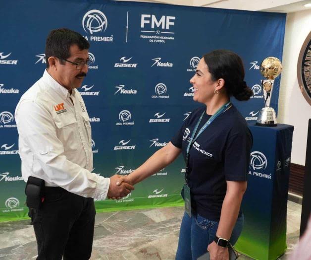 Recibe Dámaso Anaya trofeo de la Liga Premier Recibe Dámaso Anaya trofeo de la Liga Premier