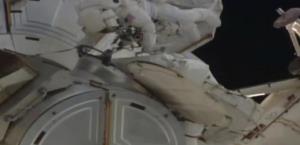 Astronautas de la NASA realizan quinta caminata espacial exclusivamente femenina