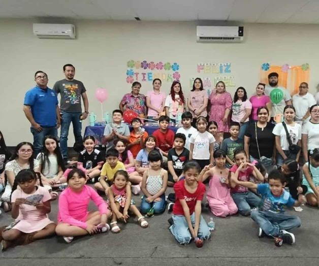 Con maestros y padres de familia: Celebran el Día del Niño en las escuelas