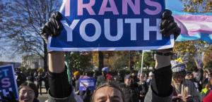 Agencia de salud de Trump recomienda terapia para jóvenes transgénero, no atención afirmativa