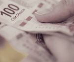 Peso inicia con el pie derecho mayo y cierra en 19.61