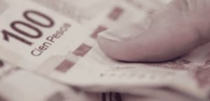 Peso inicia con el pie derecho mayo y cierra en 19.61