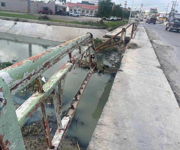 Cae barandal en puente sobre avenida Zertuche Cae barandal en puente sobre avenida Zertuche