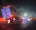 Tráiler queda colgando de puente en Altamira