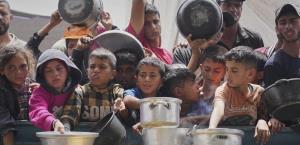 Niños y adultos desesperados en Gaza pasan apuros para conseguir comida por bloqueo de Israel