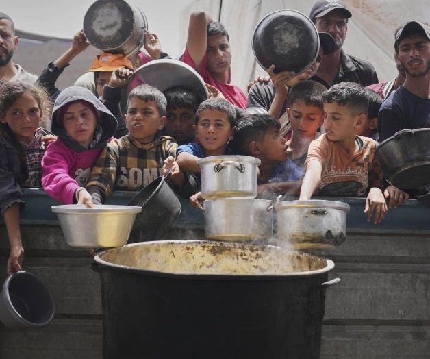 Niños y adultos desesperados en Gaza pasan apuros para conseguir comida por bloqueo de Israel Niños y adultos desesperados en Gaza pasan apuros para conseguir comida por bloqueo de Israel
