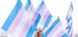 Reino Unido prohíbe participación de mujeres transgénero en el futbol