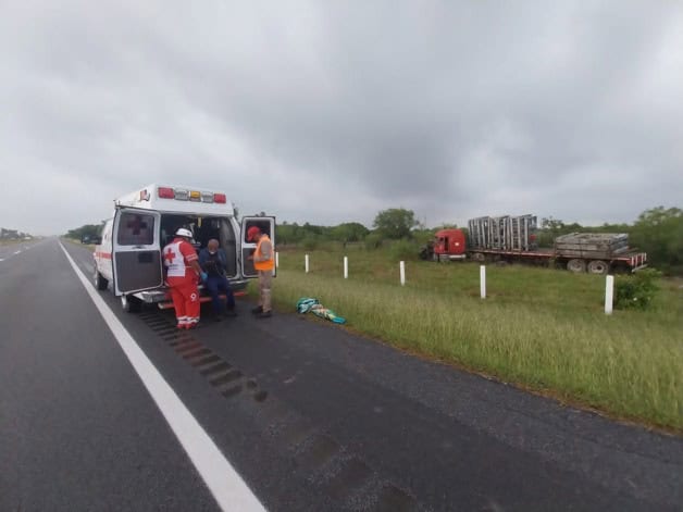 Tractocamión derrapa y sale de la autopista Matamoros-Reynosa