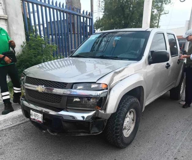 Choca de frente motociclista contra una camioneta Choca de frente motociclista contra una camioneta