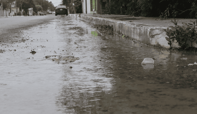 Desperdician agua en fuga de potable en Reynosa