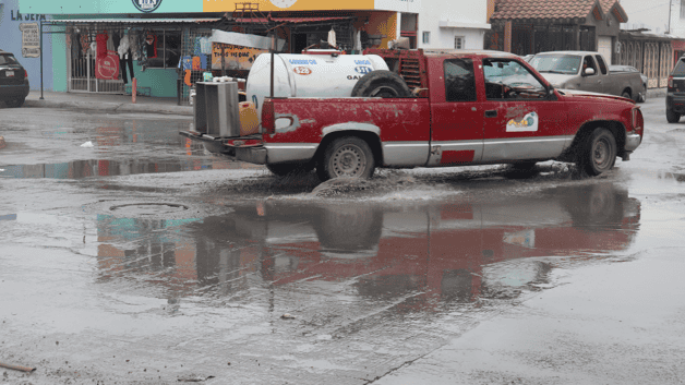 Desperdician agua en fuga de potable en Reynosa