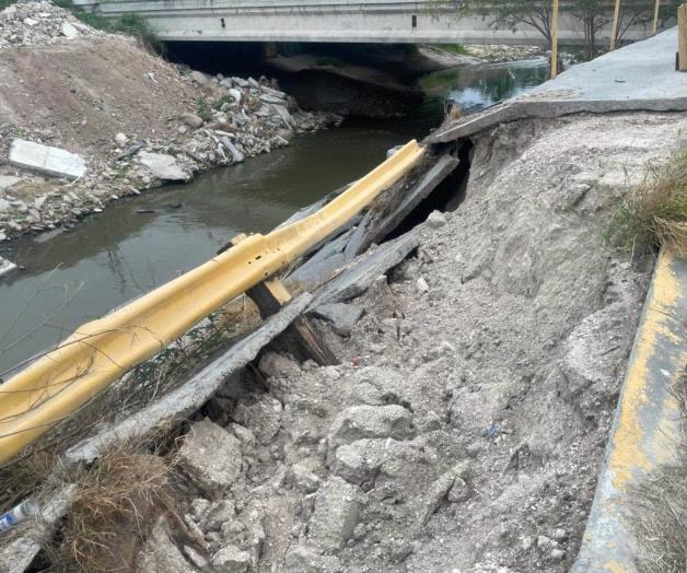 Destruida banqueta de puente vehicular en Reynosa Destruida banqueta de puente vehicular en Reynosa