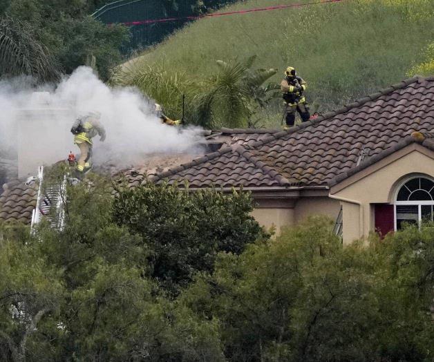 Mueren dos personas y un perro al estrellarse avioneta en vecindario de Los Ángeles Mueren dos personas y un perro al estrellarse avioneta en vecindario de Los Ángeles