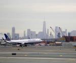 Por falta de controladores aéreos en aeropuerto de Newark: United Airlines reduce hasta 35 vuelos diarios