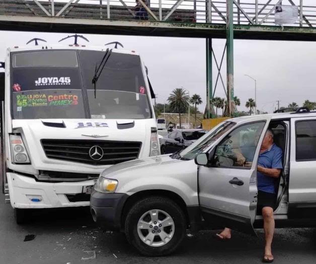 Chocan micro y camioneta en Colonia Lázaro Cárdenas de Reynosa Chocan micro y camioneta en Colonia Lázaro Cárdenas de Reynosa