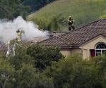 Avioneta se estrella en vecindario: 2 muertos
