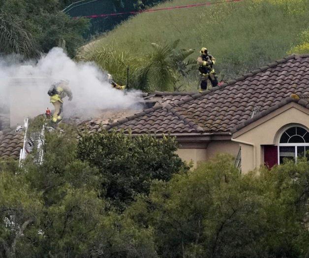 Avioneta se estrella en vecindario: 2 muertos Avioneta se estrella en vecindario: 2 muertos