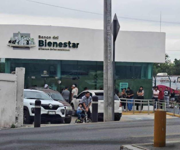 Automovilistas desobedecen orden en Banco Bienestar Automovilistas desobedecen orden en Banco Bienestar
