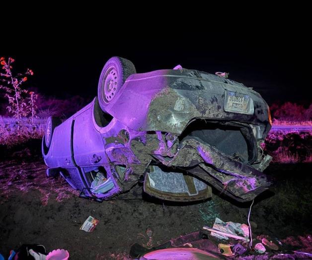 Vuelca vehículo y lo abandonan Vuelca vehículo y lo abandonan