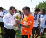 Recibe rector a   campeones de  la Liga Premier